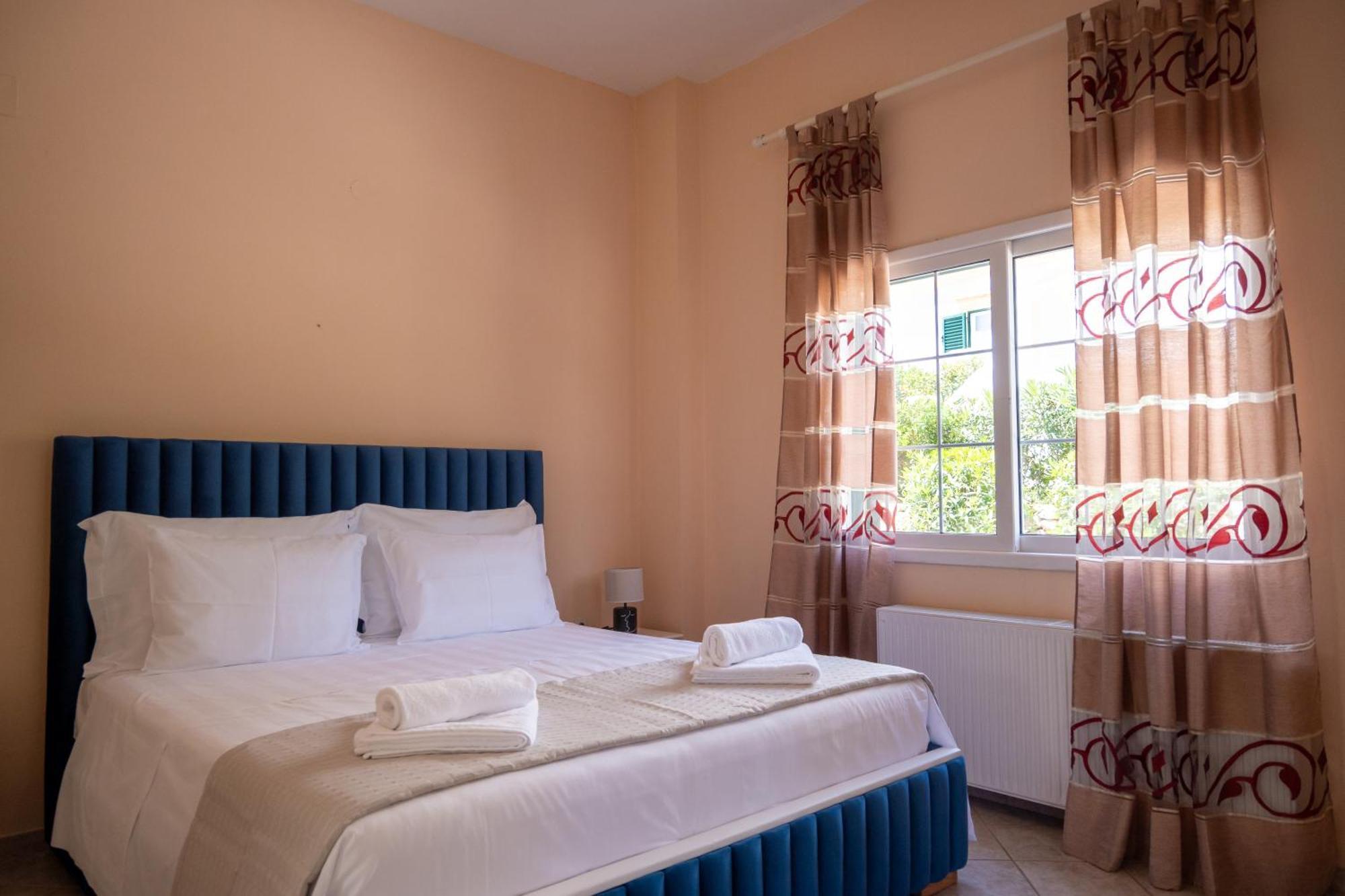 Crystal Blue Hotel, Барбати Экстерьер фото