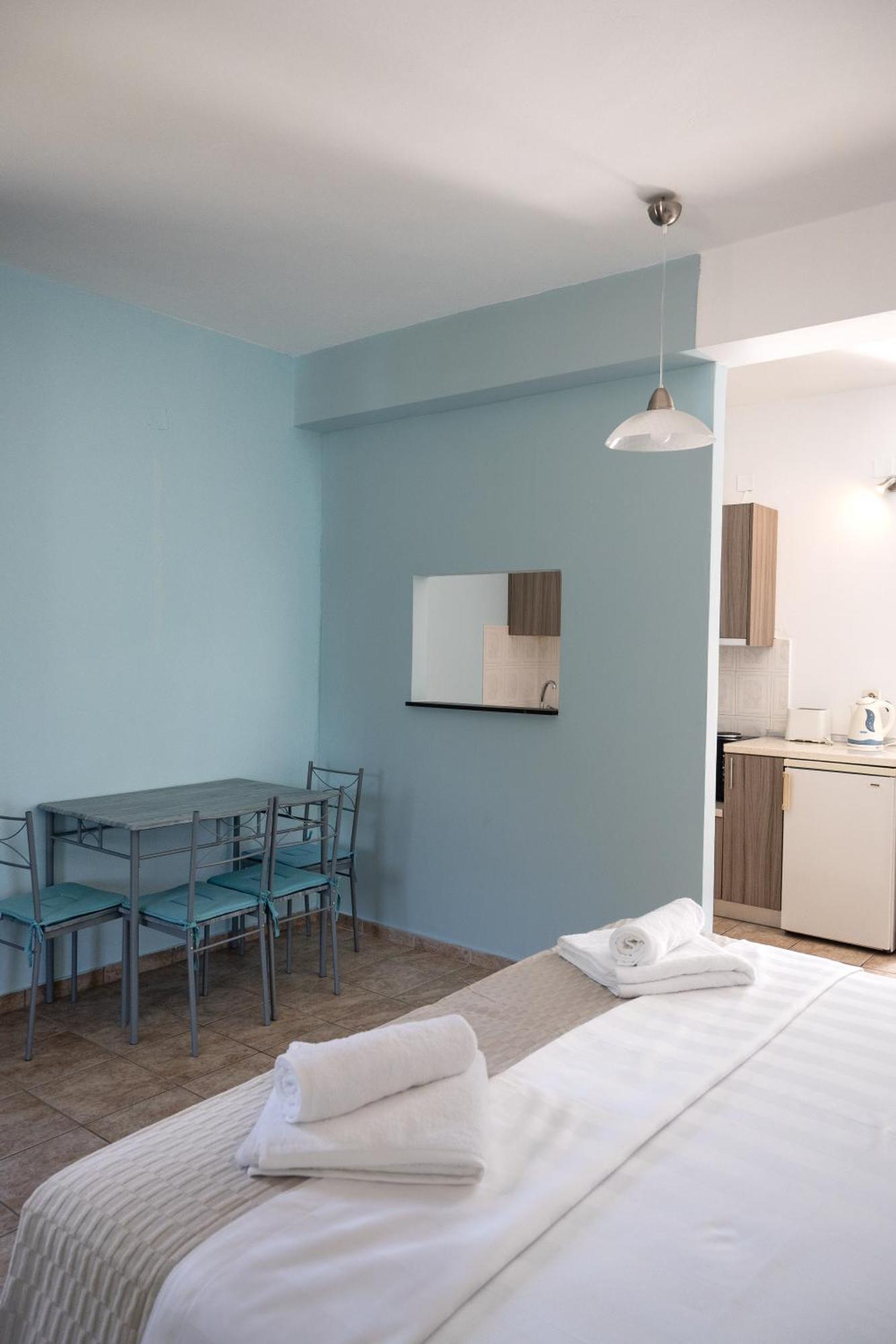 Crystal Blue Hotel, Барбати Экстерьер фото