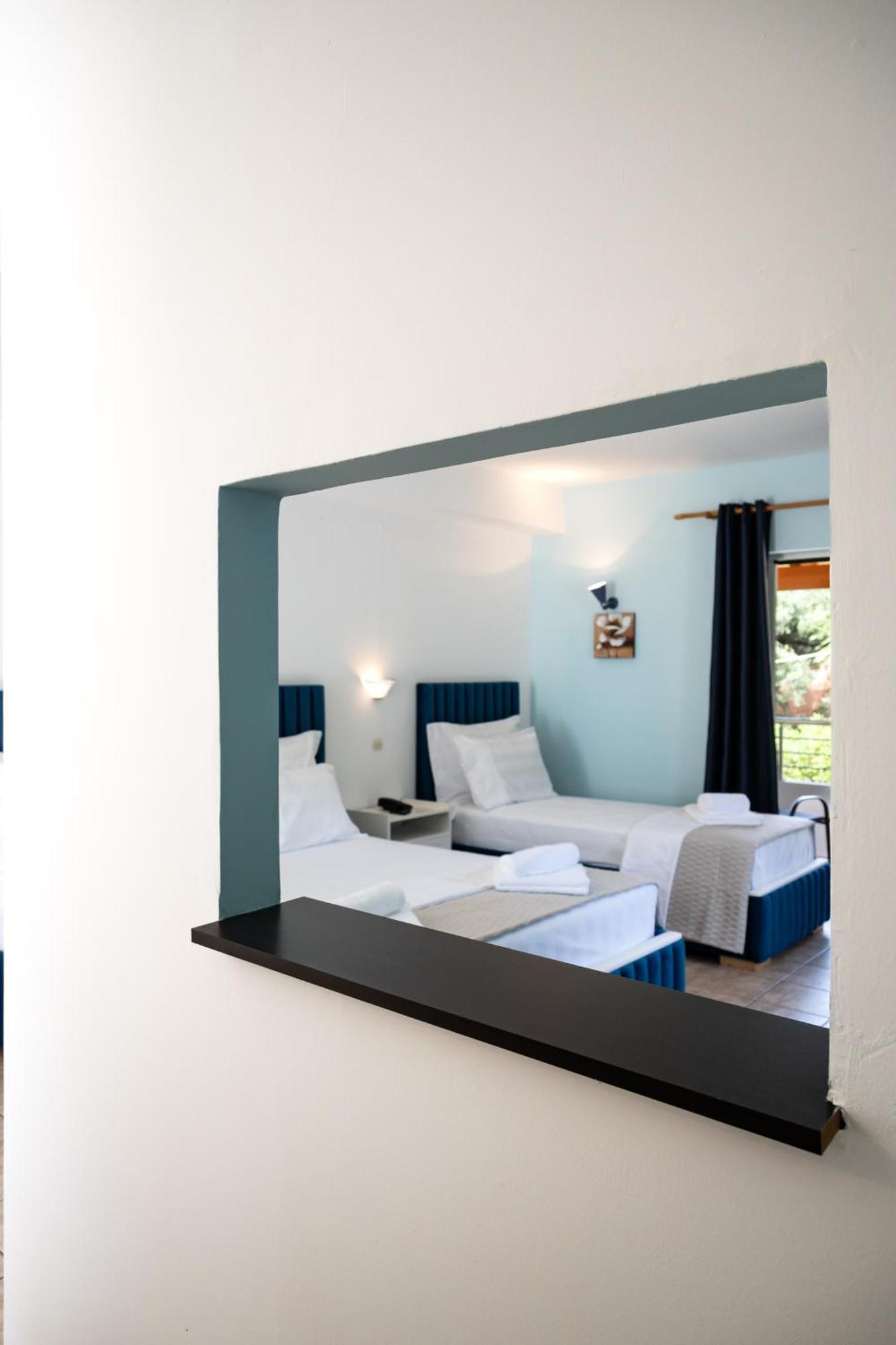 Crystal Blue Hotel, Барбати Экстерьер фото