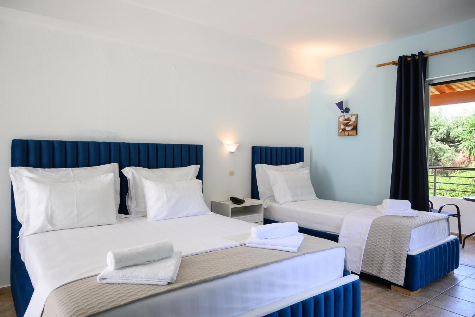 Crystal Blue Hotel, Барбати Экстерьер фото