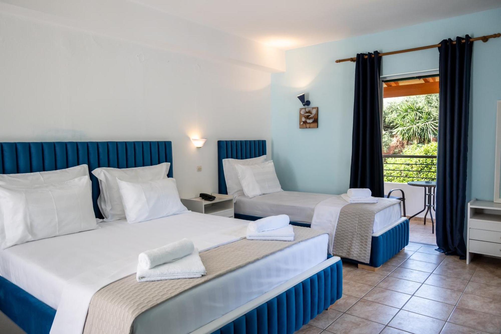 Crystal Blue Hotel, Барбати Экстерьер фото