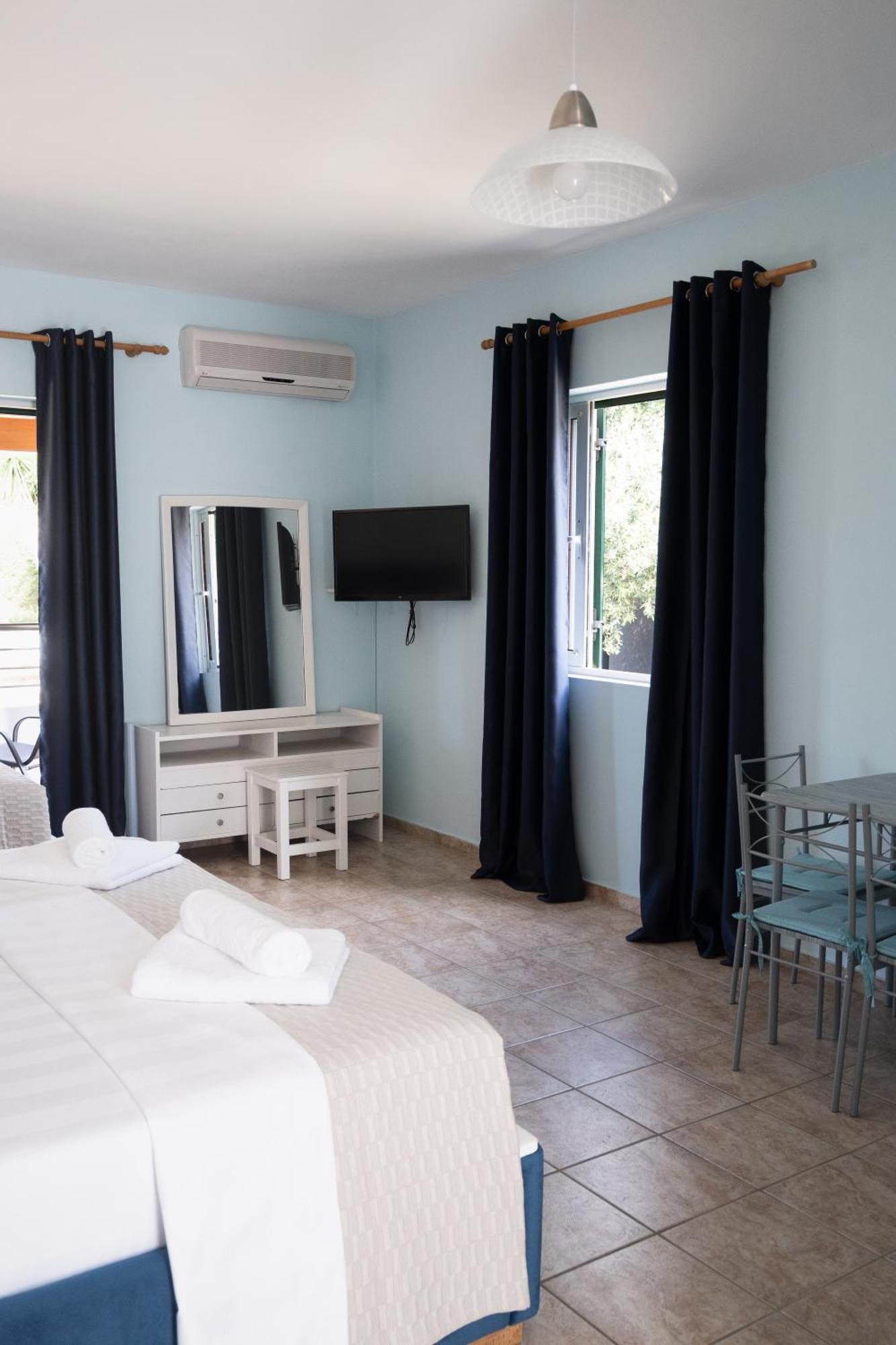 Crystal Blue Hotel, Барбати Экстерьер фото