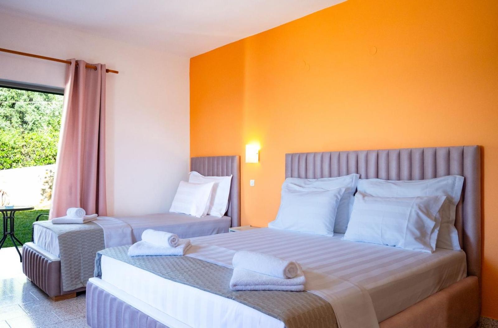 Crystal Blue Hotel, Барбати Экстерьер фото